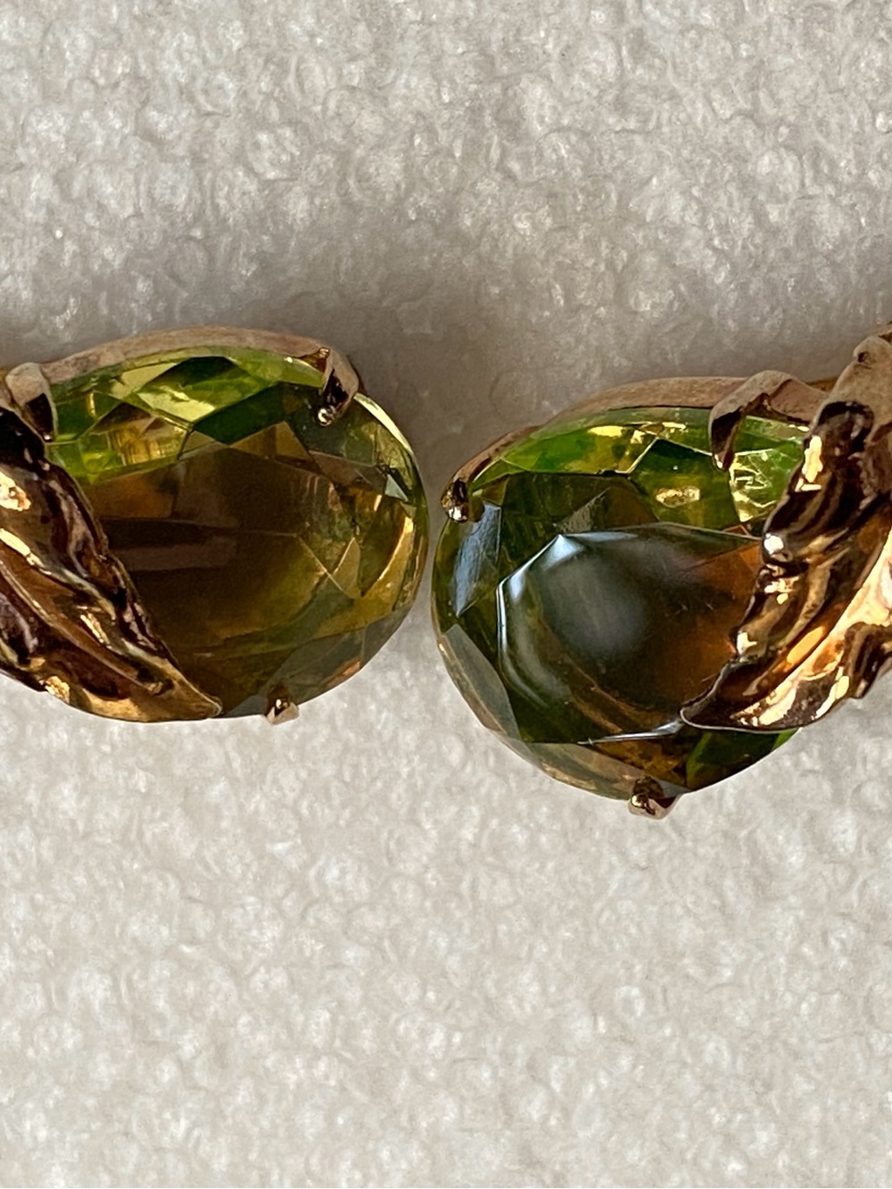 VINTAGE PEAR SHAPED WATERMELON GLASS CLIP ON EARRINGS